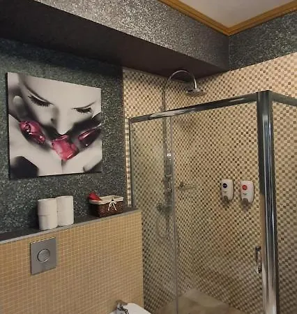 Crystal Luxury Apartment Mamaia Central شقة *