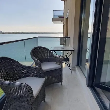 Crystal Luxury Apartment Mamaia Central شقة مامايا