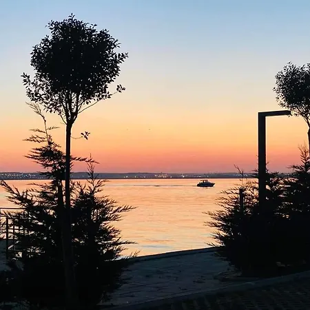 Crystal Luxury Apartment Mamaia Central