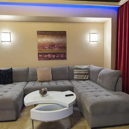 Crystal Luxury Apartment Mamaia Central شقة مامايا