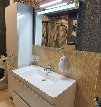 Crystal Luxury Apartment Mamaia Central شقة *
